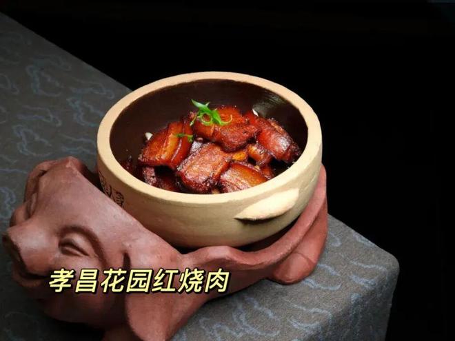 她是敬一丹女儿，嫁英国人为妻，如今定居北京把不挣钱公益当事业